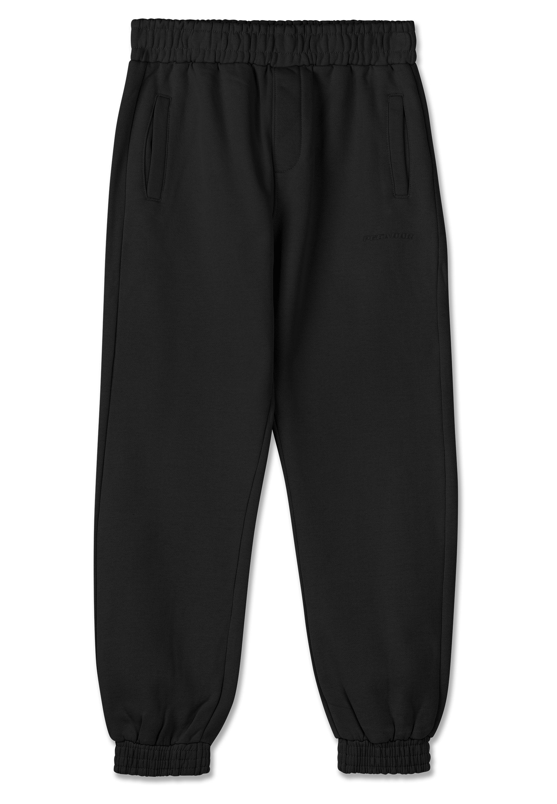 Schwarze Jogginghose mit elastischem Bund und Bündchen, Seitentaschen und dezentem Logo am oberen Oberschenkel.