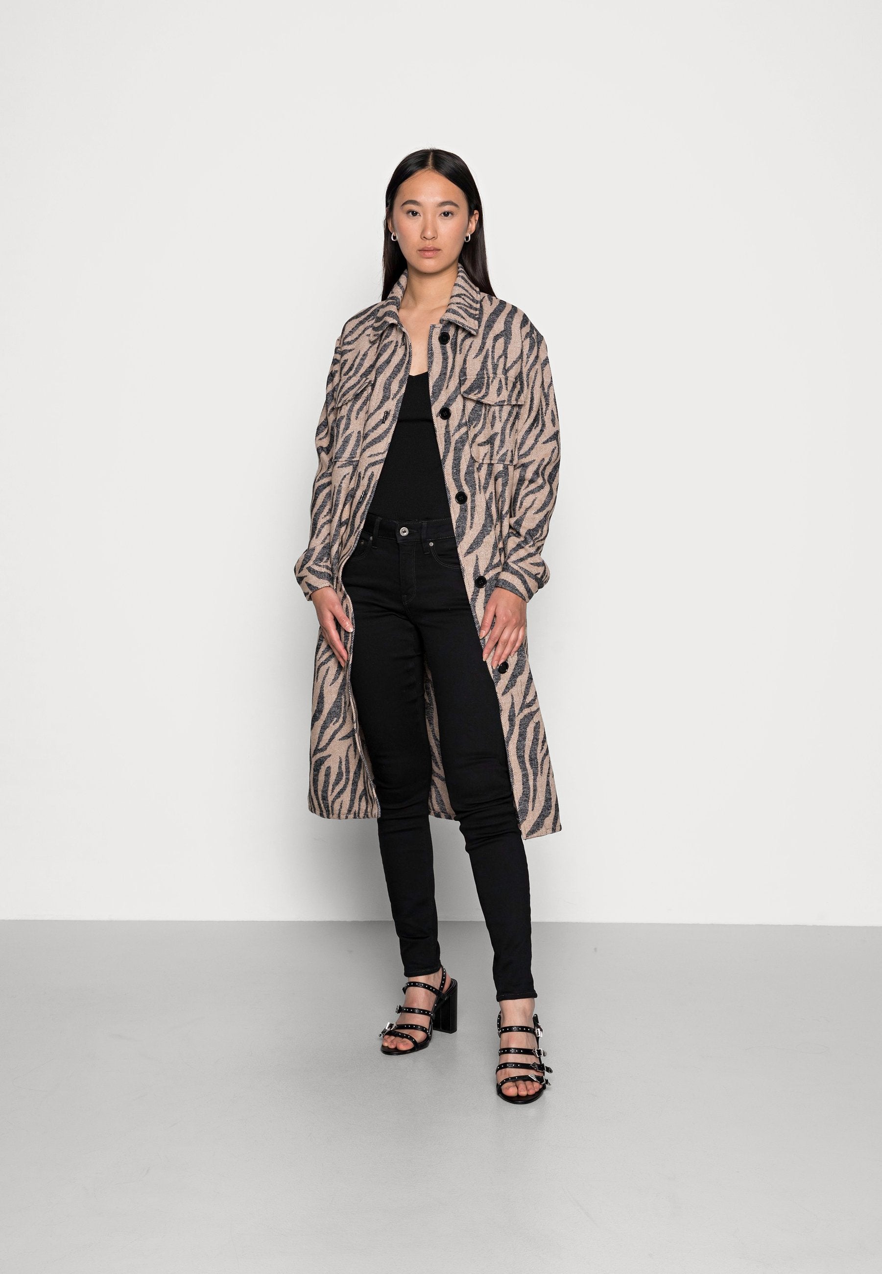 3301 MID SKINNY WMN Media 2