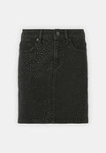 Schwarzer Denim-Rock mit figurbetonter Form, der mit metallischen Nietenakzenten in einem Muster verziert ist. Fünf Taschen und Gürtelschlaufen sind ebenfalls vorhanden.