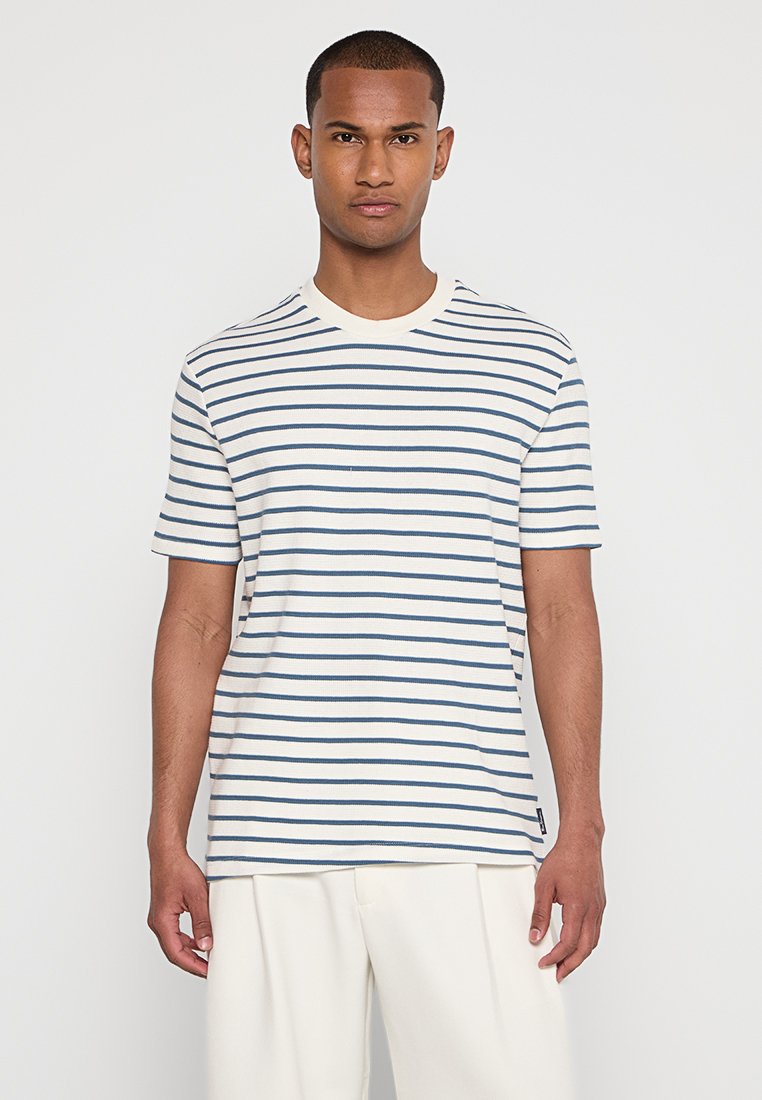 Gestreiftes Rundhals-T-Shirt in Weiß mit navy horizontalen Streifen, kurzen Ärmeln und einer strukturierten Stoffoberfläche.