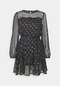 Schwarzes Kleid mit langen, transparenten Ärmeln, strukturiertem Stoff, goldenen Punkten, Rüschenausschnitt und einer Taillenschnürung. Stufenrock.