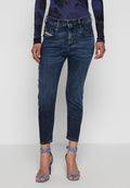 Dunkelblaue Denim-Jeans im Slim-Fit-Design, mit mittelhohem Bund, Fronttaschen und leichter Ausbleichung. Verfügt über gestickte Details und eine glatte Textur.