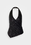 Schwarzes Neckholder-Top mit tiefem V-Ausschnitt, das einen figurschmeichelnden Schnitt aufweist und mit schwarzen Pailletten bedeckt ist, was eine strukturierte, funkelnde Oberfläche erzeugt.