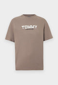 Braunes Baumwoll-T-Shirt mit kurzen Ärmeln, rundem Ausschnitt und weißem Aufdruck: "TOMMY JEANS" und "Los Angeles, Worldwide."