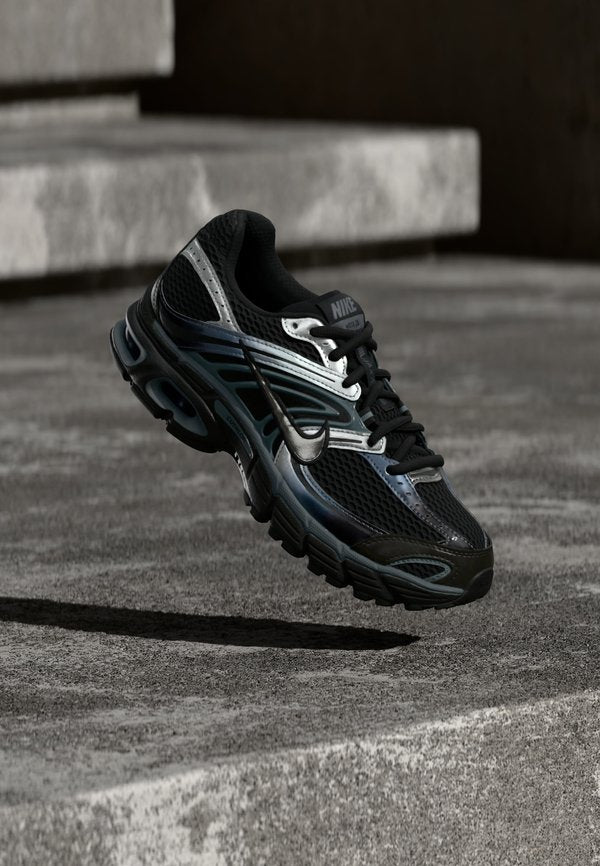 Nike Sportswear AIR MAX MOTO 2K SE - Trainers - black/smoke grey/metallic silver-coloured