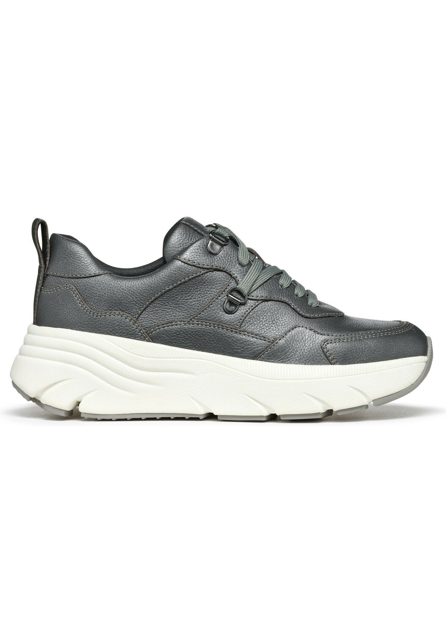 Grau Leder Sneaker mit strukturiertem Finish, ausgestattet mit einer dicken weißen Sohle, geschwungenen Linien, Schnürdesign und einer Zuglasche an der Ferse.
