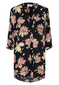 Schwarz-blusiges Bluse mit rosa und cremefarbenen Blumen, langen Ärmeln, Knopfleiste und geschwungenem Saum. Hergestellt aus leichtem, strukturiertem Stoff.