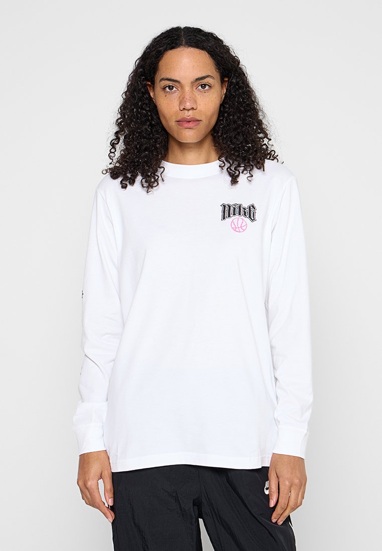 Langärmliges, weißes Baumwoll-T-Shirt mit einem schwarzen, gestickten Logo und einer pinkfarbenen Basketball-Grafik, Rundhalsausschnitt und lockerem Schnitt.
