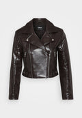 Braune Fake-Leder-Cropped-Jacke mit silbernen Reißverschlüssen, breitem Kragen und langen Ärmeln. Verfügt über diagonale und vertikale Reißverschlusstaschen.