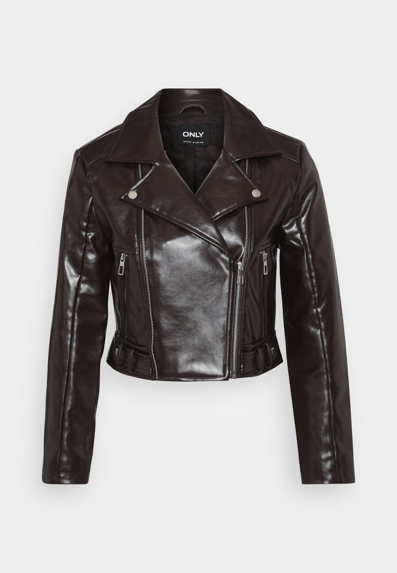 Braune Fake-Leder-Cropped-Jacke mit silbernen Reißverschlüssen, breitem Kragen und langen Ärmeln. Verfügt über diagonale und vertikale Reißverschlusstaschen.