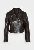Braune Fake-Leder-Cropped-Jacke mit silbernen Reißverschlüssen, breitem Kragen und langen Ärmeln. Verfügt über diagonale und vertikale Reißverschlusstaschen.