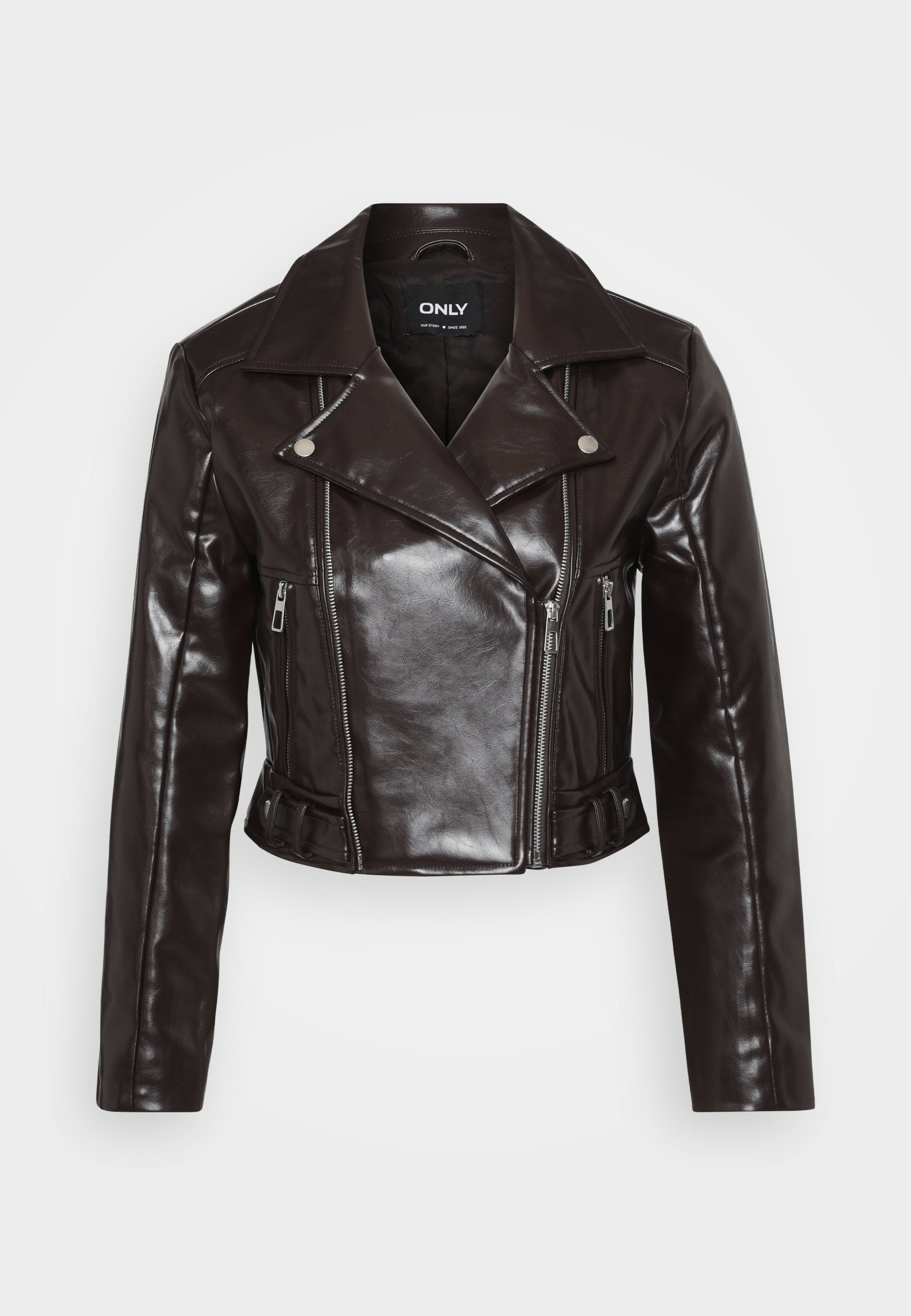 Braune Fake-Leder-Cropped-Jacke mit silbernen Reißverschlüssen, breitem Kragen und langen Ärmeln. Verfügt über diagonale und vertikale Reißverschlusstaschen.