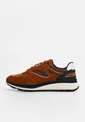 Braune Wildleder-Sneaker mit einer Zunge aus Netzgewebe, schwarzen und weißen Akzenten, runder Zehenform und einer strukturierten Mittelsohle. Verfügt über kontrastierende Paneele.