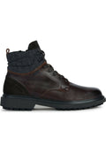 Braune Leder-Ankle-Boots mit einem strukturierten grauen Stoffkragen, runden Schnürsenkeln und einer robusten schwarzen Gummisohle mit geformten Profilen.