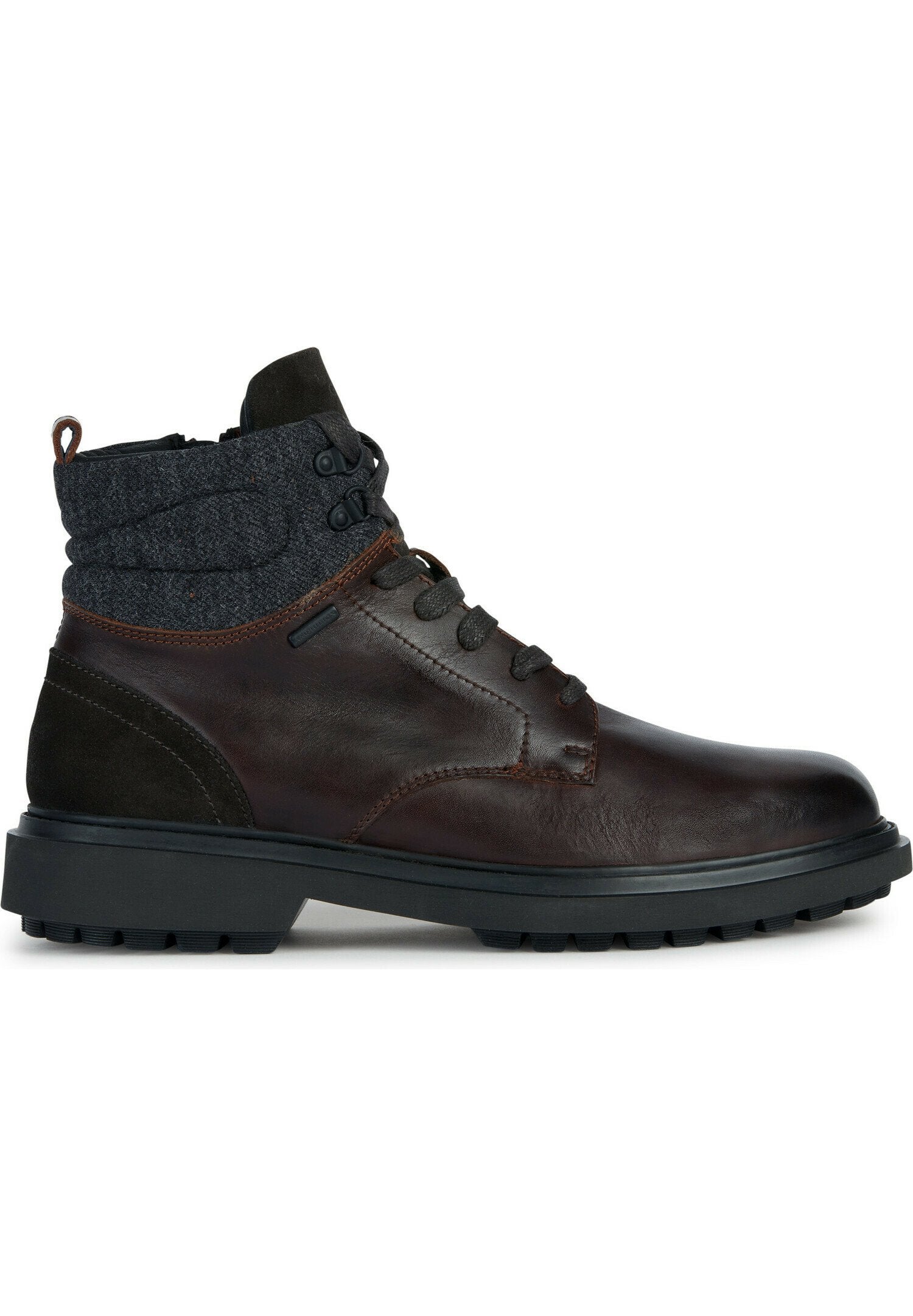 Braune Leder-Ankle-Boots mit einem strukturierten grauen Stoffkragen, runden Schnürsenkeln und einer robusten schwarzen Gummisohle mit geformten Profilen.
