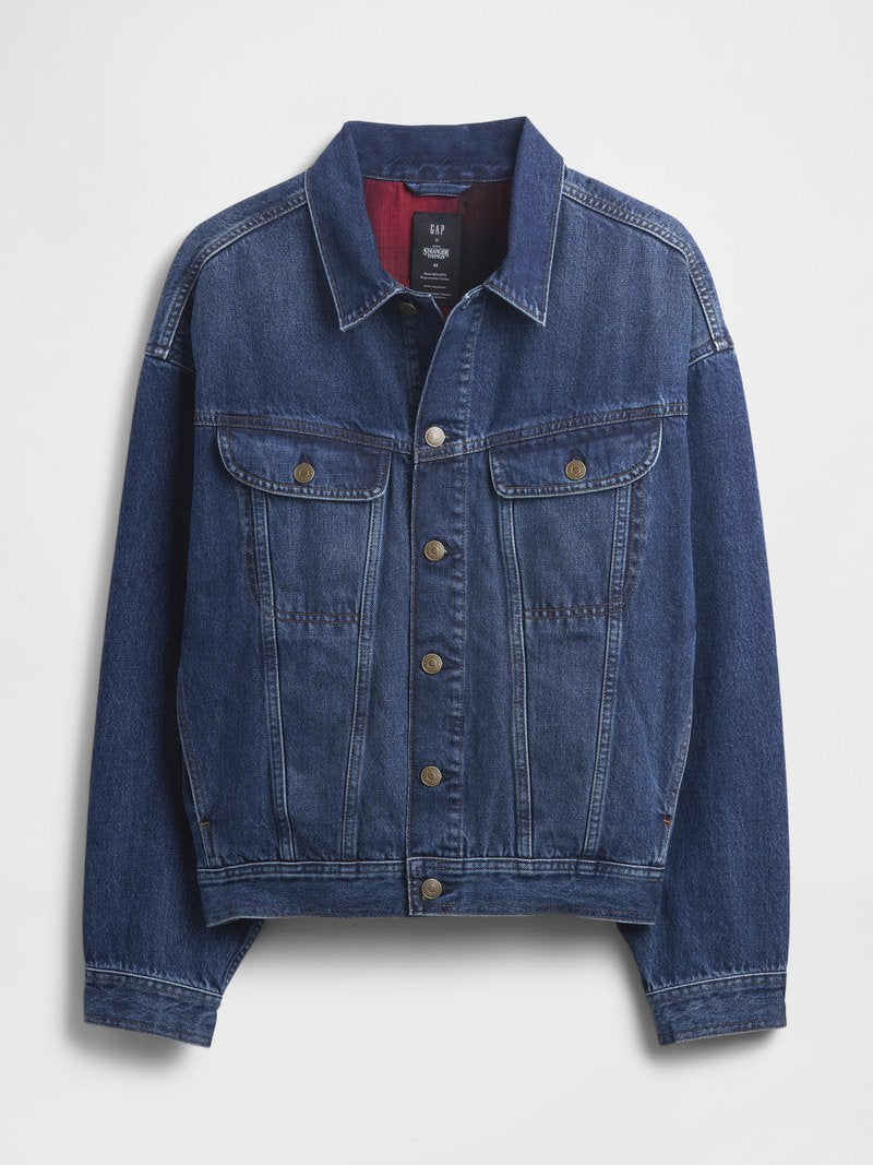 Dunkelblaue Jeansjacke mit Kragen, Knopfverschluss, zwei Brusttaschen und langen Ärmeln. Das Innenfutter ist rot.