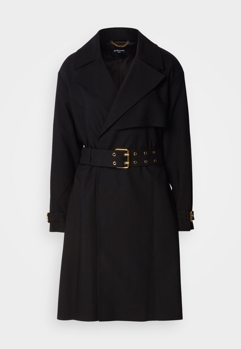 Schwarzer Trenchcoat mit einem doppelt geknöpften Design, breiten Revers, tailliertem Gürtel mit goldenen Hardware-Elementen und Manschettenriemen. Glatte Textur.