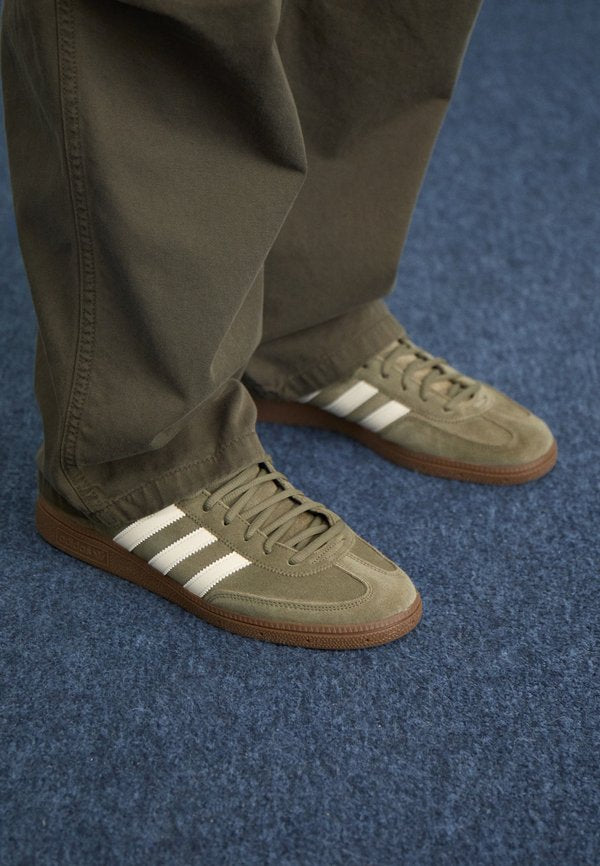 adidas Originals HANDBALL SPEZIAL UNISEX - Trainers - olive strata/cream white/gum