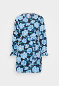 Blumenkleid mit navyblauem Hintergrund, blauen und weißen Blumen, langen Ärmeln, einer Taillierung mit Bindegürtel und rüscheförmigen Ärmeldetails.
