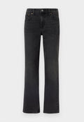 Schwarze Denim-Jeans mit geradem Bein, fünf Taschen und sichtbaren Nähten. Der Stoff hat eine weiche Textur und ein verblasstes Finish.