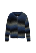 Flauschige Strickjacke mit Reißverschluss, in verschiedenen Blau- und Grautönen mit horizontalen Streifen, runder Halslinie und langen Ärmeln.