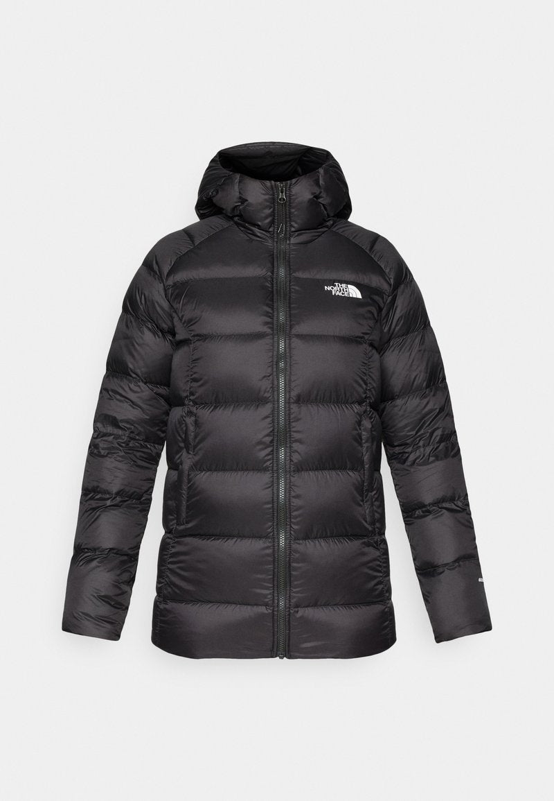 Schwarze Steppjacke mit Kapuze, mit einem Reißverschluss vorne, breiten gepolsterten Abschnitten und einem kleinen weißen Logo auf der linken Brust. Glatte Textur.