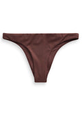 Brauner Bikini-Unterteil aus glattem, dehnbarem Material. Bietet minimale Abdeckung mit einem tief sitzenden Bund und ohne zusätzliche Verzierungen.