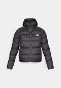 Schwarze Daunenjacke mit durchgehendem Reißverschluss und Kapuze. Verfügt über eine gesteppten Struktur, elastische Bündchen und ein Logo auf der linken Brust. Leichte Isolierung.
