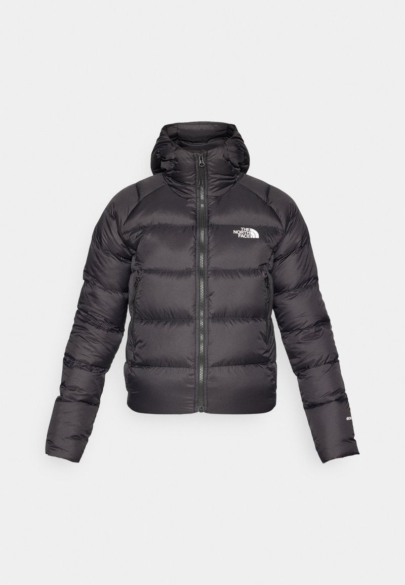 Schwarze Daunenjacke mit durchgehendem Reißverschluss und Kapuze. Verfügt über eine gesteppten Struktur, elastische Bündchen und ein Logo auf der linken Brust. Leichte Isolierung.