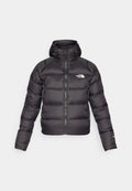 Schwarze Daunenjacke mit durchgehendem Reißverschluss und Kapuze. Verfügt über eine gesteppten Struktur, elastische Bündchen und ein Logo auf der linken Brust. Leichte Isolierung.