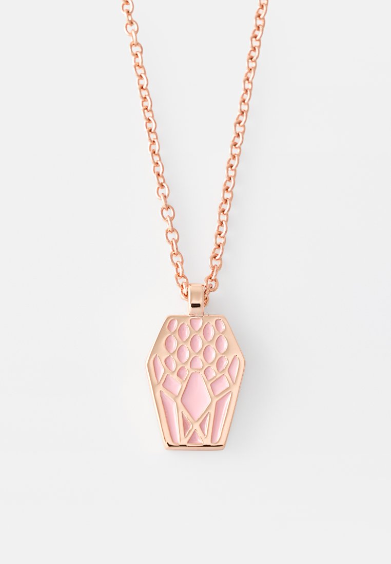 Halskette aus Roségold mit einem geometrischen Anhänger, der mit rosa Emaille, einem durchbrochenen Design und einer Gliederkette versehen ist. Der Anhänger hat die Form eines Sechsecks.