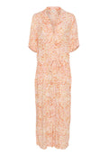 Kleid mit Blumenmuster in sanftem Rosa- und Orangeton, mit Kragen, kurzen Ärmeln, einem Bindegürtel in der Taille und einem fließenden Design.