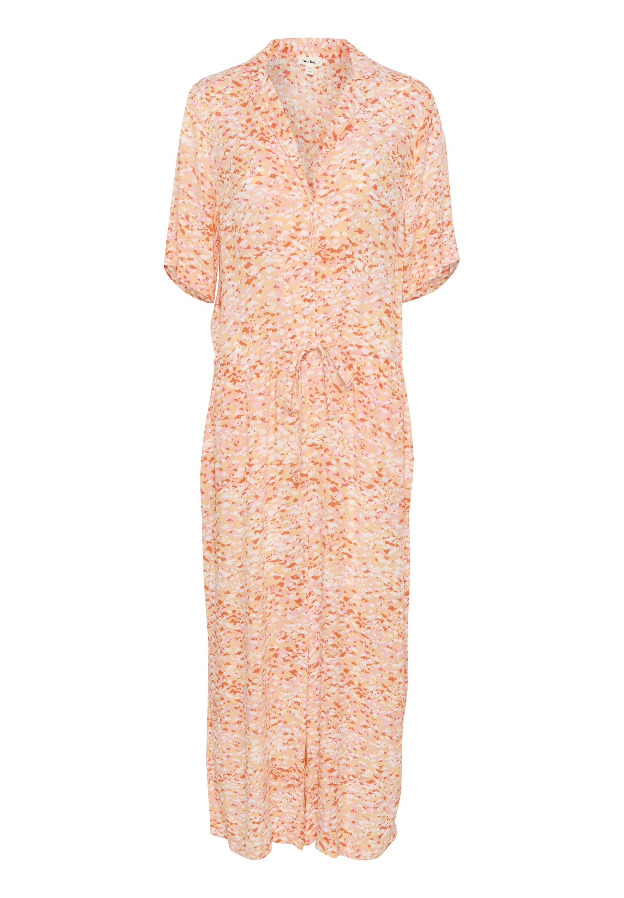 Kleid mit Blumenmuster in sanftem Rosa- und Orangeton, mit Kragen, kurzen Ärmeln, einem Bindegürtel in der Taille und einem fließenden Design.