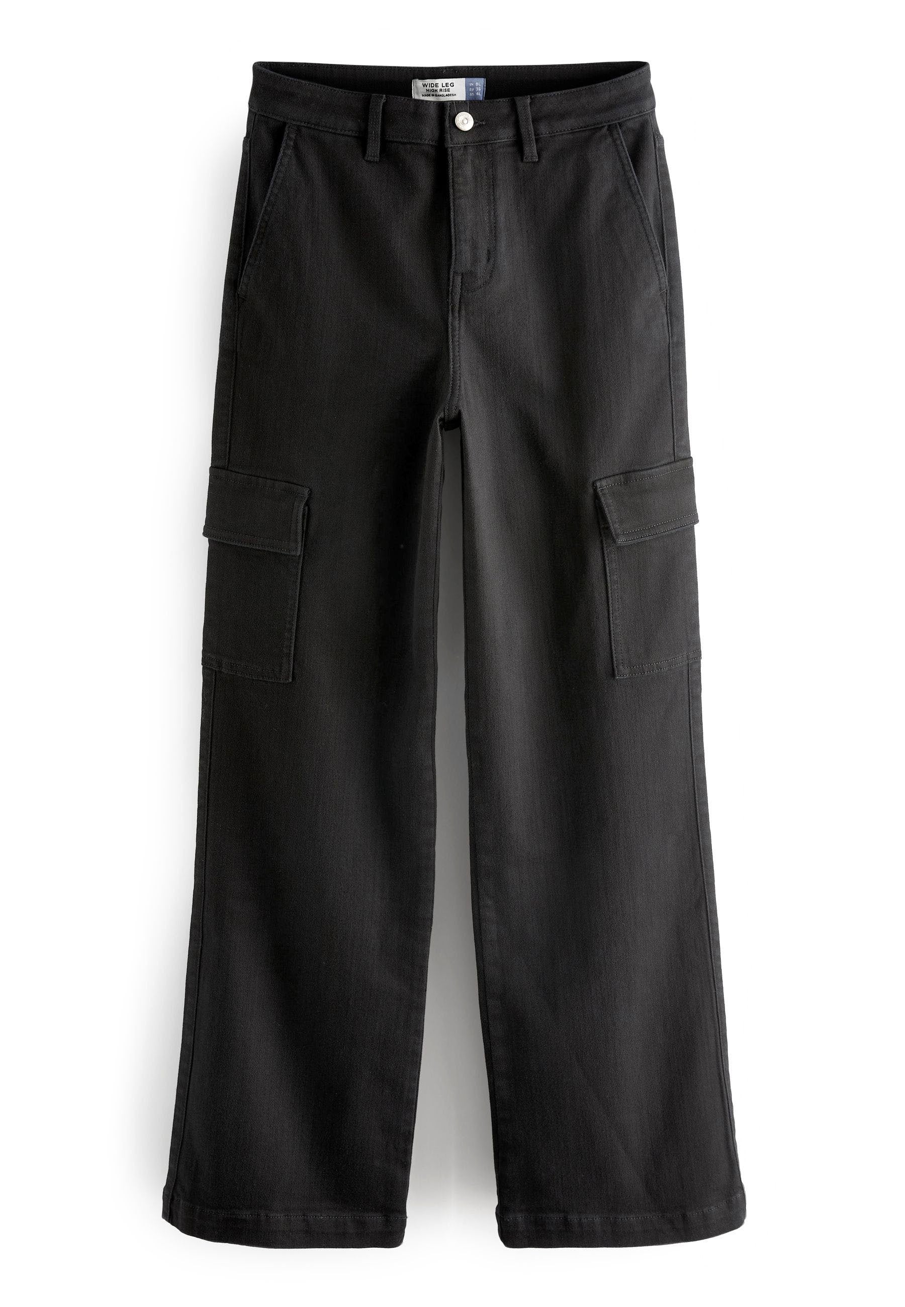Schwarze weit geschnittene Cargo-Hose aus Denim mit zwei seitlichen Taschen und zwei Cargotaschen, Knopfverschluss und Gürtelschlaufen.