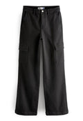 Schwarze weit geschnittene Cargo-Hose aus Denim mit zwei seitlichen Taschen und zwei Cargotaschen, Knopfverschluss und Gürtelschlaufen.
