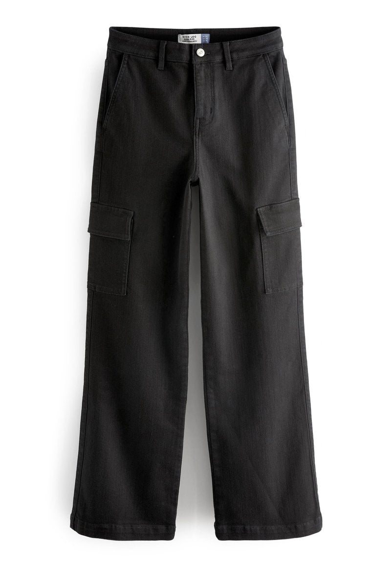 Schwarze weit geschnittene Cargo-Hose aus Denim mit zwei seitlichen Taschen und zwei Cargotaschen, Knopfverschluss und Gürtelschlaufen.