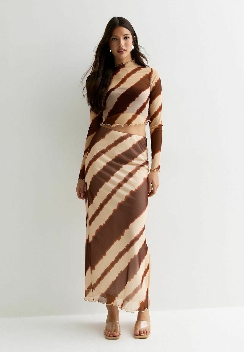 Langes, tailliertes Kleid mit Rundhalsausschnitt, langen Ärmeln und einem braun-beigen Batikmuster. Durchscheinender Stoff mit gewelltem Saumdetail.