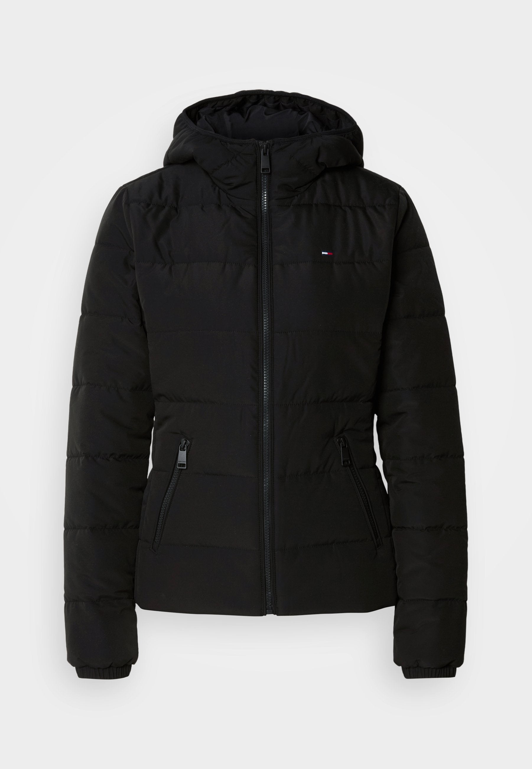 Schwarze Pufferjacke mit Kapuze, horizontal gesteppt, zwei seitlichen Reißverschlusstaschen und elastischen Bündchen. Markenlogo auf der Brust.