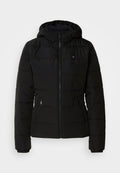 Schwarze Pufferjacke mit Kapuze, horizontal gesteppt, zwei seitlichen Reißverschlusstaschen und elastischen Bündchen. Markenlogo auf der Brust.