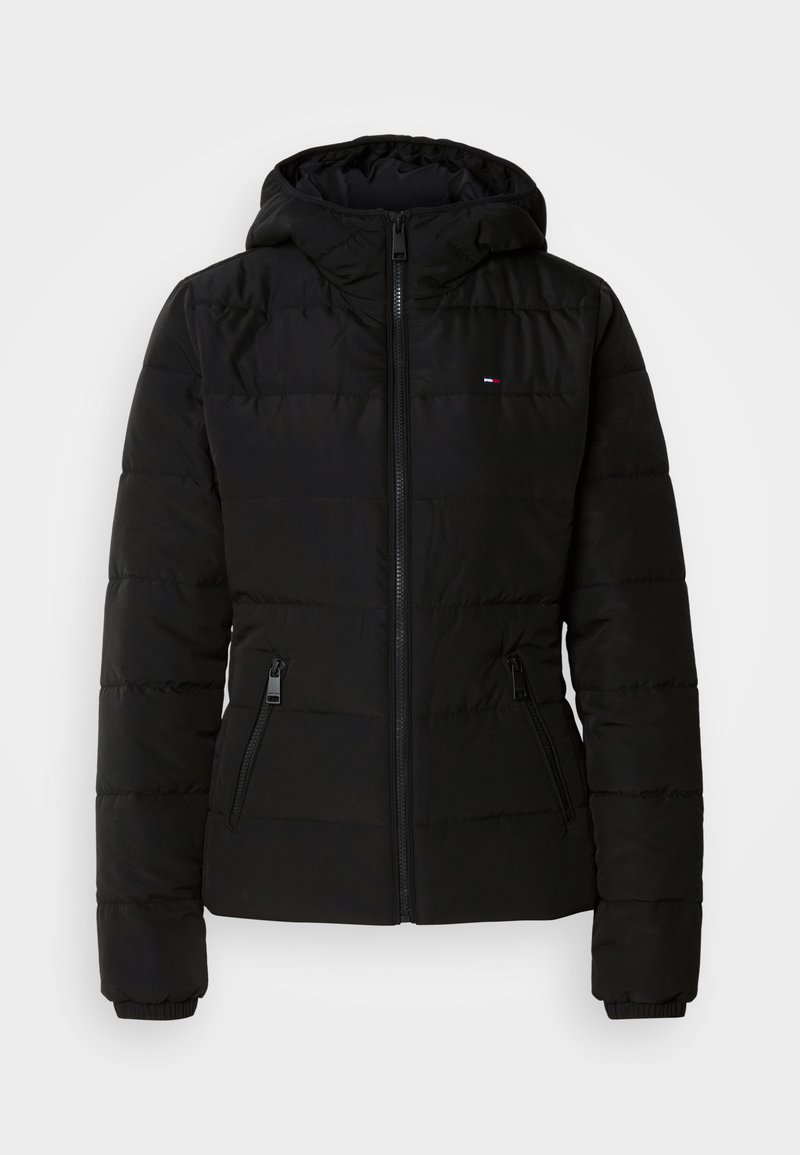 Schwarze Pufferjacke mit Kapuze, horizontal gesteppt, zwei seitlichen Reißverschlusstaschen und elastischen Bündchen. Markenlogo auf der Brust.