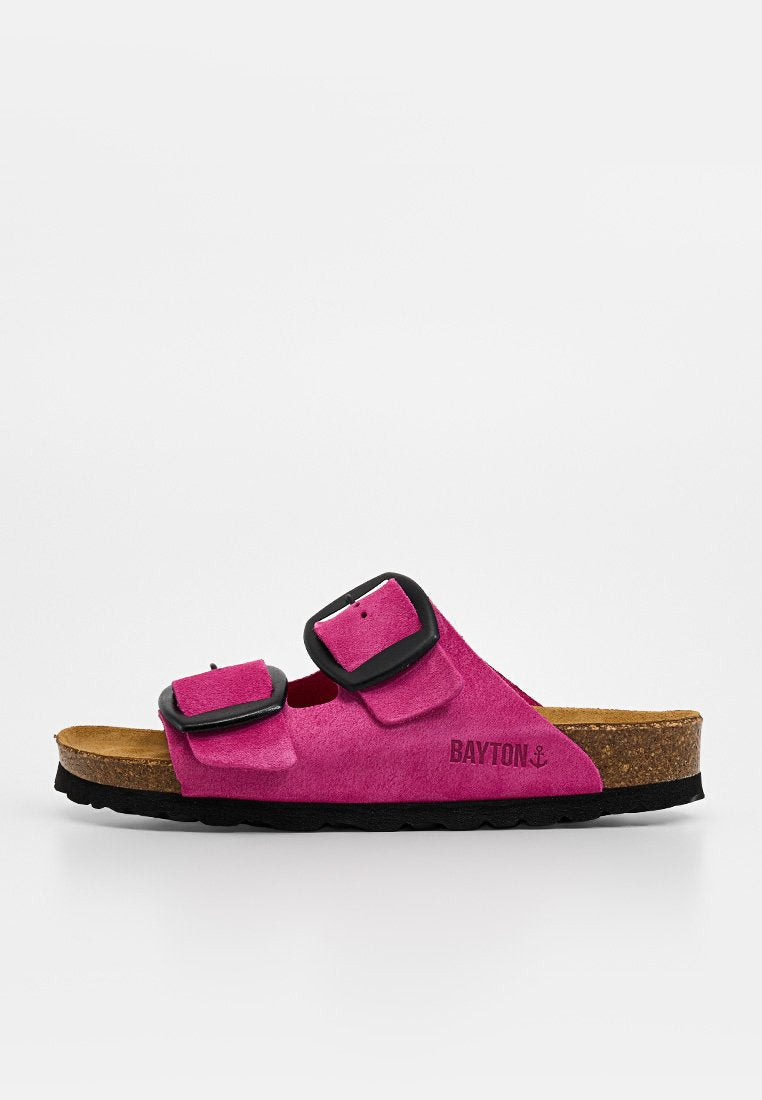 Rosa Wildleder-Pantoffel mit zwei schwarzen Schnallen, Korkfußbett, schwarzer Sohle und "BAYTON"-Logo an der Seite.