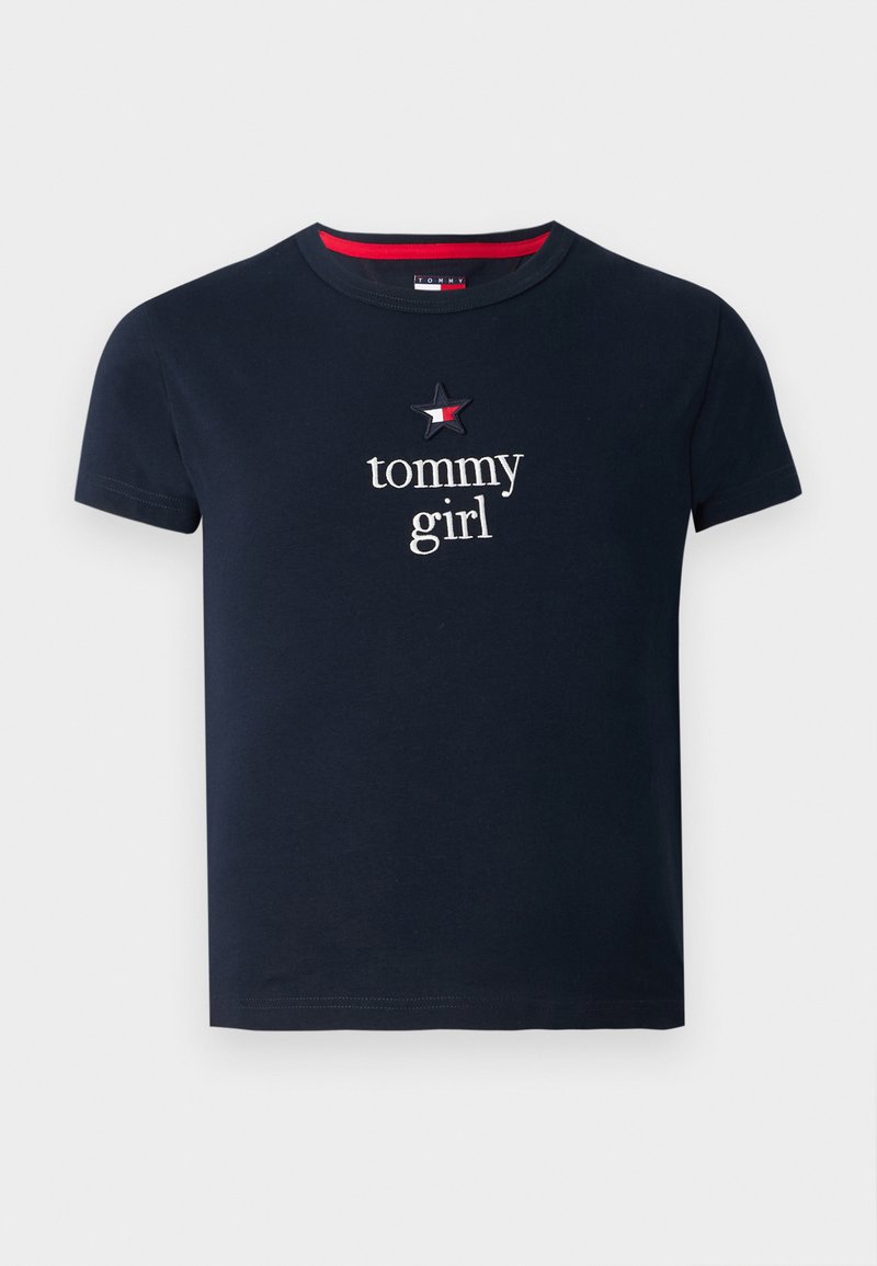 Navyblaue Baumwoll-T-Shirt mit kurzen Ärmeln, Rundhalsausschnitt und weißem gesticktem Text "tommy girl" mit einem kleinen Stern-Logo darüber.