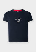 Navyblaue Baumwoll-T-Shirt mit kurzen Ärmeln, Rundhalsausschnitt und weißem gesticktem Text "tommy girl" mit einem kleinen Stern-Logo darüber.