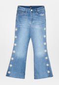Hellblaue ausgestellte Jeans aus Denim mit bestickten weißen Gänseblümchen entlang der Außennähte und klassischem Fünf-Taschen-Stil.
