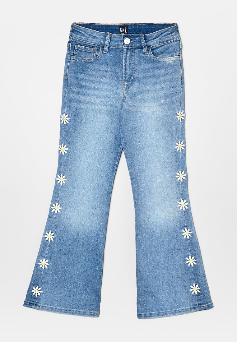 Hellblaue ausgestellte Jeans aus Denim mit bestickten weißen Gänseblümchen entlang der Außennähte und klassischem Fünf-Taschen-Stil.