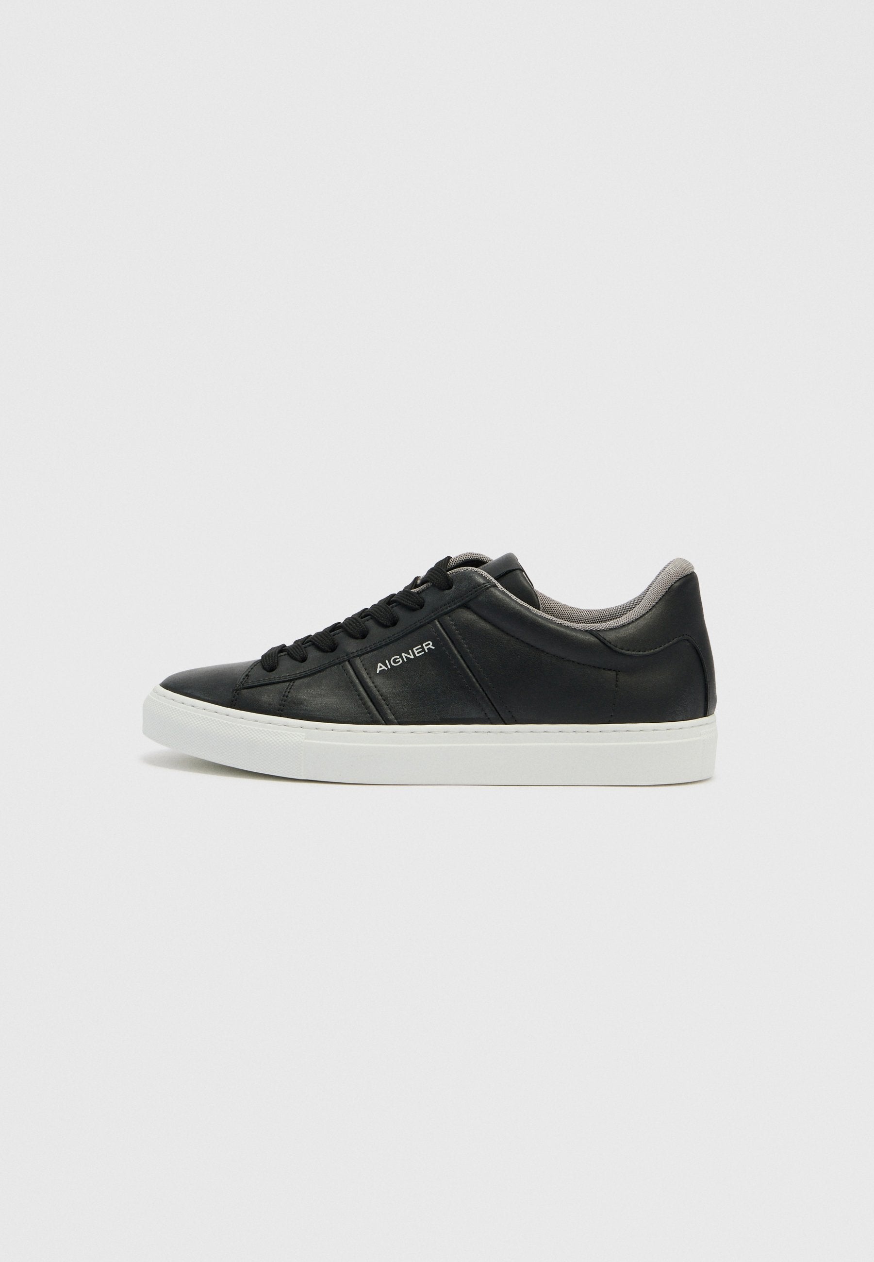 Schwarzer Ledersneaker mit kontrastierender weißer Gummisohle. Verfügt über eine glatte Textur, Schnürverschluss und schlichtes Branding an der Seite.