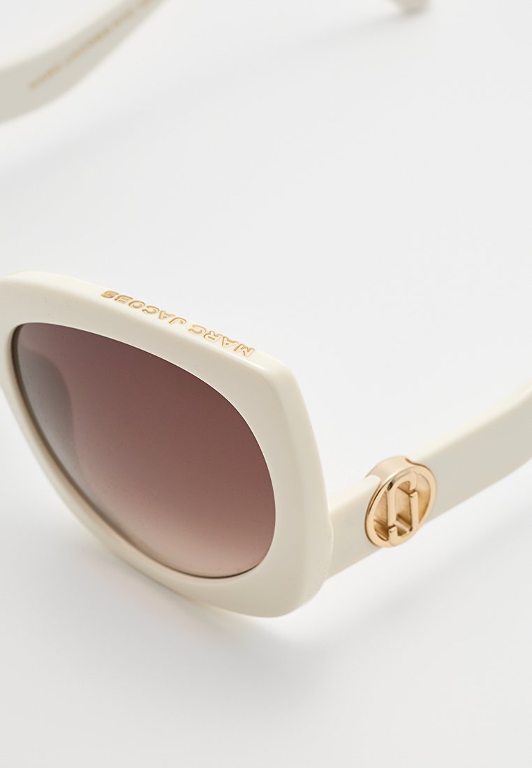MARC JACOBS