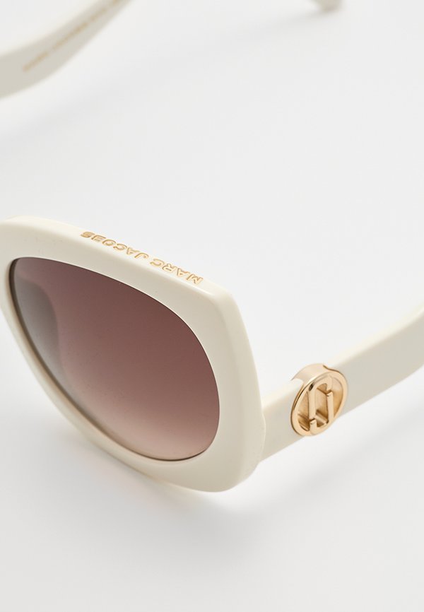 MARC JACOBS