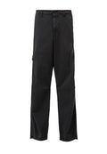 Schwarze Cargo-Hosen mit geradem Schnitt, Knopfverschluss und Seitentaschen. Glatter Stoff mit mattem Finish und ohne sichtbare Muster.