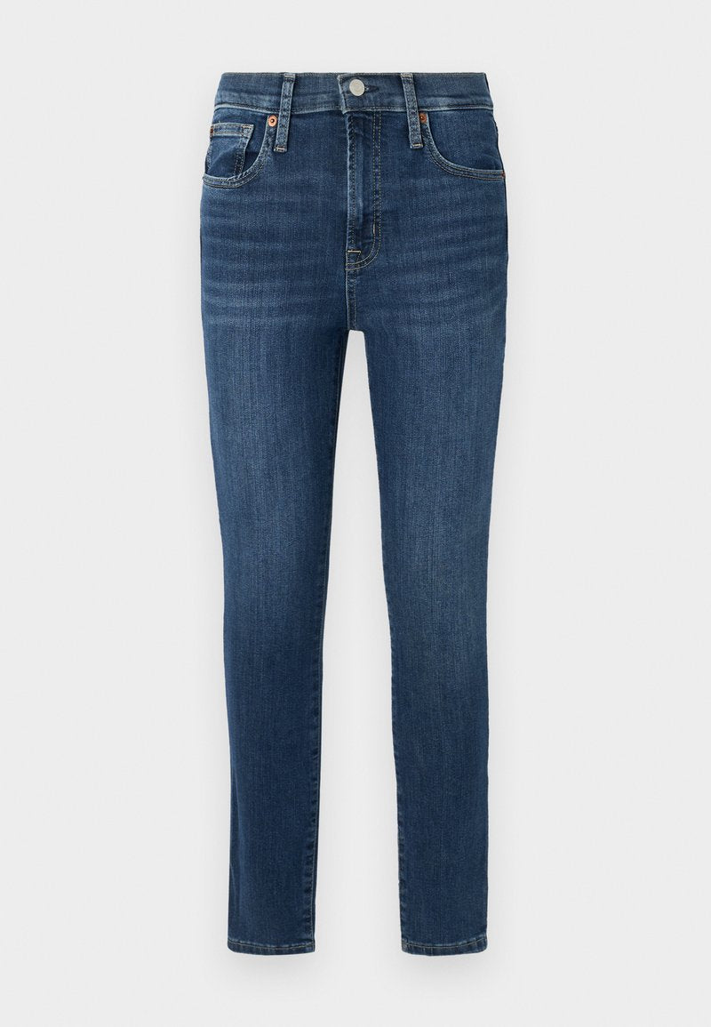 Dunkelblaue Denim-Jeans im Slim-Fit mit einem Fünf-Taschen-Design, kupfernen Knopfakzenten und leichter Ausbleichung auf der Vorderseite. Sauberer Saum und normaler Bund.